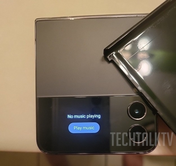 Увімкнений Samsung Galaxy Z Flip4 вперше показали наживо з усіх боків - складки не видно