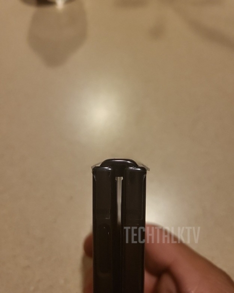 Увімкнений Samsung Galaxy Z Flip4 вперше показали наживо з усіх боків - складки не видно