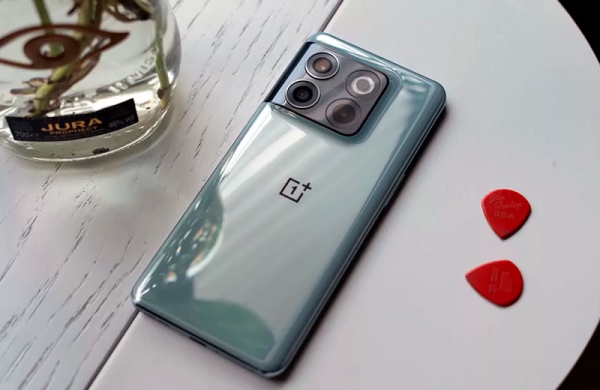 Обзор OnePlus 10T: этот мощный и почти флагманский смартфон вы бы захотели