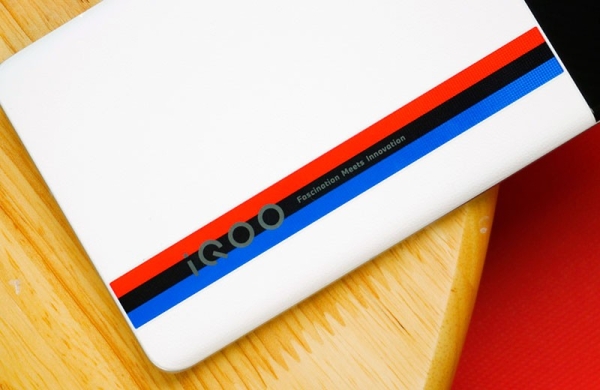 Обзор iQOO 10 Pro: мощный конкурент смартфонам Xiaomi с зарядкой 200 Вт