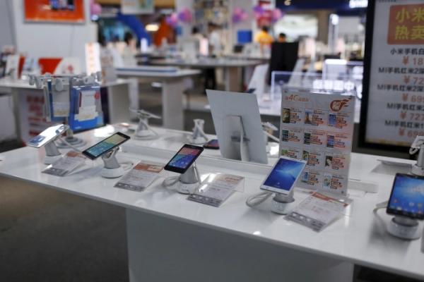 Мировые продажи смартфонов в 2022 году снизятся, но дорогие устройства ждет триумф