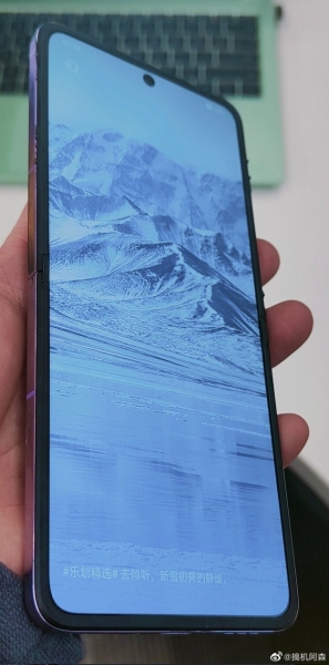 Судячи з опублікованих живих фото, Oppo Find N2 Flip – перший смартфон-розкладачка без складки на екрані