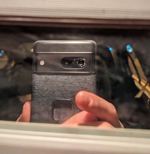 Власники смартфонів Pixel 7 скаржаться на мимовільне руйнування скла об'єктива камери
