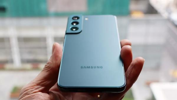 Обзор Samsung Galaxy S22: мал да удал