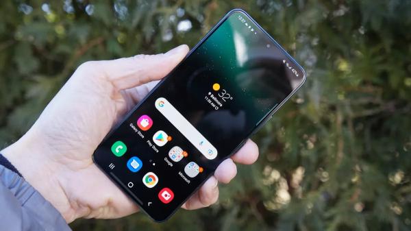 Обзор Samsung Galaxy S22: мал да удал