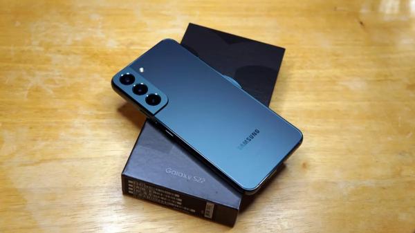 Обзор Samsung Galaxy S22: мал да удал