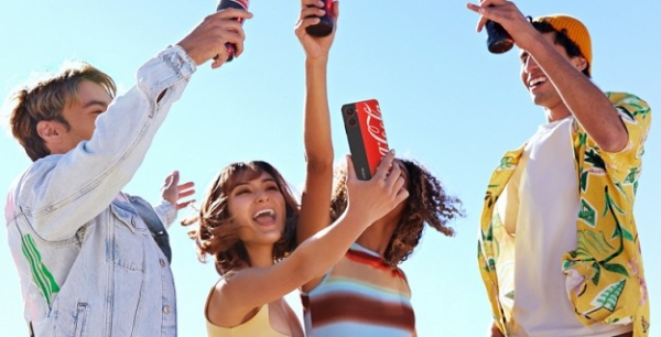Представлений смартфон realme 10 Pro Coca-Cola Edition з багатою комплектацією та «унікальною» темою