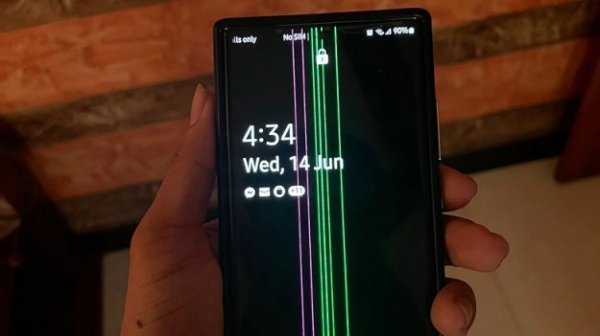 Samsung бесплатно заменила «полосатый» экран Galaxy Note 20 Ultra с истекшей гарантией